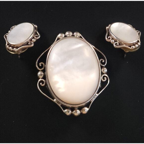 Elegant Vintage Mother-of-Pearl Jewelry Set, Silver Brooch & Matching Earrings - Picture 2 of 10